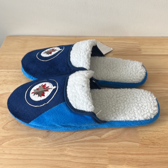 NHL | Winnipeg Jets Slippers - Picture 2 of 3